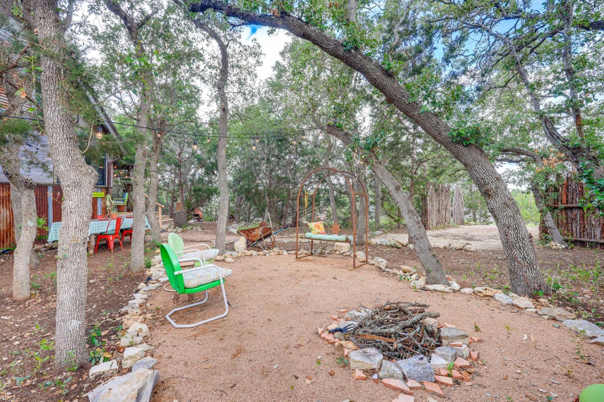Pet-Friendly Wimberley Cabin With Fire Pit And Hot Tub Экстерьер фото